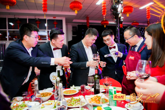 根据活动内容，精心编辑和整理照片直播的素材