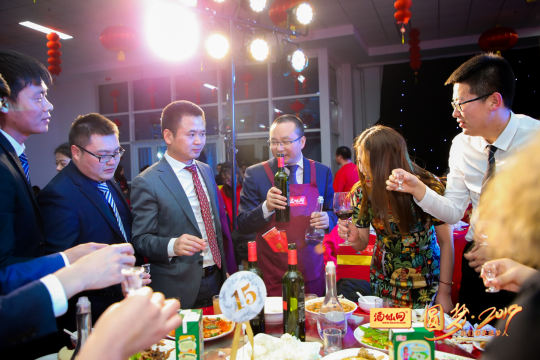 将照片直播的精彩瞬间在社交媒体上进行推广和分享