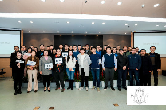 在活动现场设置专门的照片直播展示屏幕