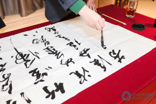 活动现场将进行照片直播，实时传达活动的精彩瞬间