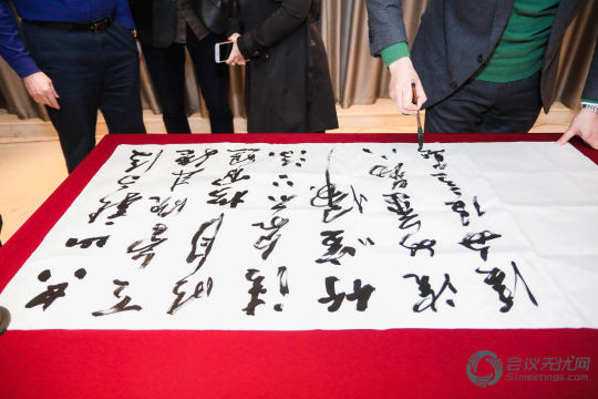 专业团队将捕捉现场的高潮瞬间，并即时传送到全球观众眼前