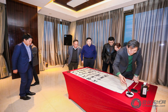 观众可以通过手机或电脑端收看现场照片直播，亲临现场