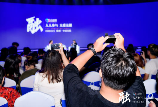 设置现场咨询和帮助中心，回答与会者的问题和需求