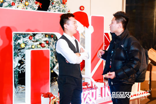协调本地政府机构和警察部门，确保活动举办期间的安全和秩序
