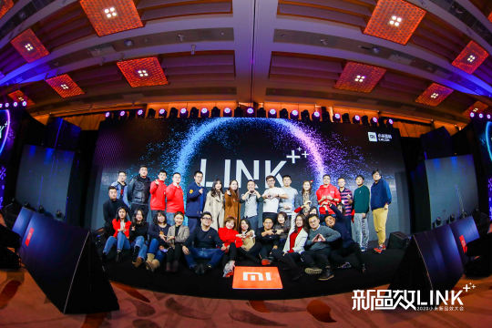 精心准备新品发布会现场的舞台、灯光、音响，以及摄像和现场照片直播设备