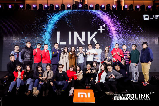 编写演讲稿和介绍词，为发布会的演讲者和嘉宾提供详尽的信息和指引