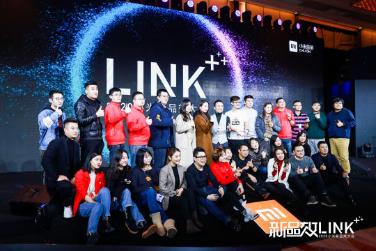 制定现场布置计划，包括摆放台式电脑、展示区和摄像设备的位置等