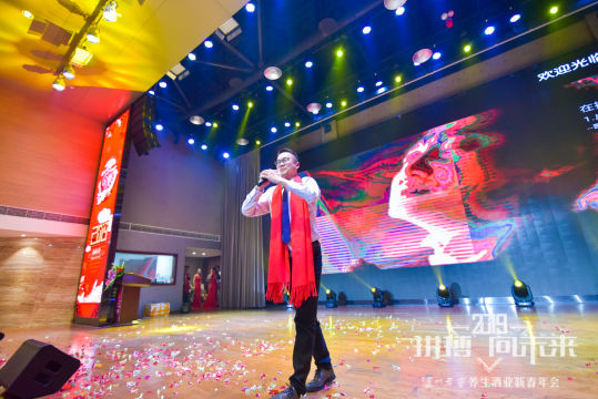 将组织精英团队的演讲和分享，让参与者受益于他们的经验和智慧