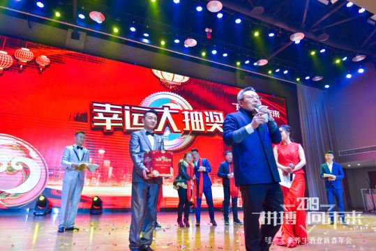 现场摄影师将捕捉每个细节，让观众通过照片直播案例分享，感受到现场的魅力