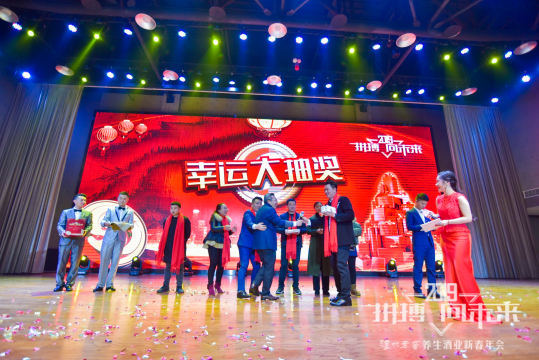大屏幕实时显示照片直播，令每一位观众都成为活动的见证者