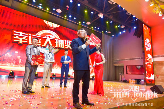 参与者将有机会赢得精美礼品和大奖，让他们充分感受到活动的关怀与关注