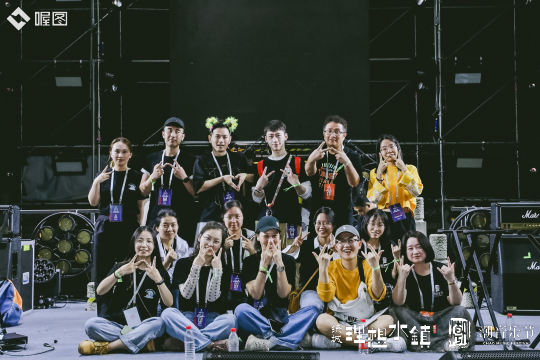 邀请专业的艺术家和音乐人参加演出和表演
