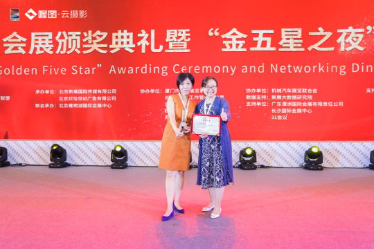 培训工作人员，确保他们能够高效地协助照片直播服务