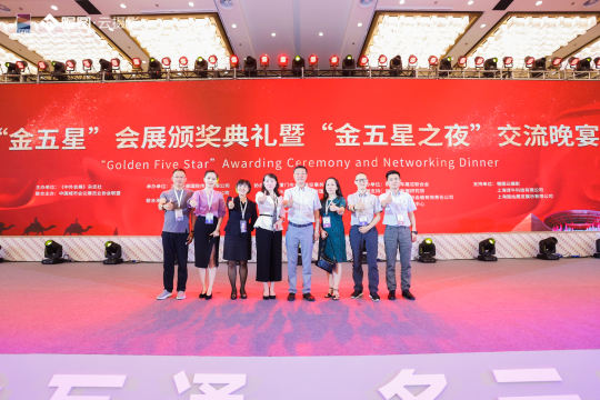 设置签到区域，方便迎接嘉宾并分发活动相关资料和礼品