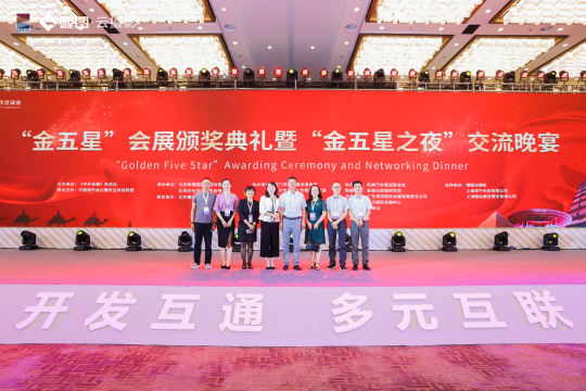 安排专业摄影师在现场拍摄嘉宾合影照片，留下珍贵的回忆