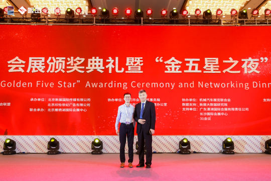 提前洽谈照片直播系统，确保实时展示现场的精彩瞬间