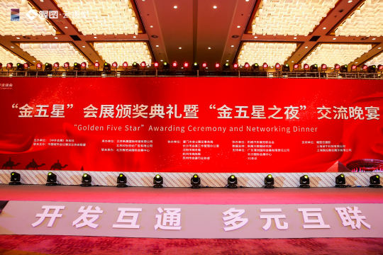 在活动现场设置照相机摄影区域，方便嘉宾拍摄照片留念