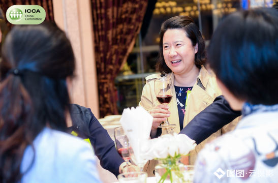 安排摄影师在活动现场实时拍摄并传输照片