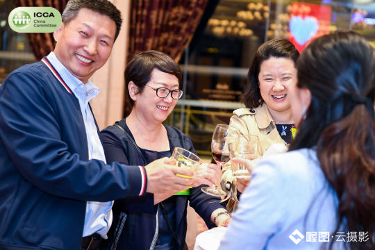 优化拍摄角度，展现演讲者的表情和舞台效果