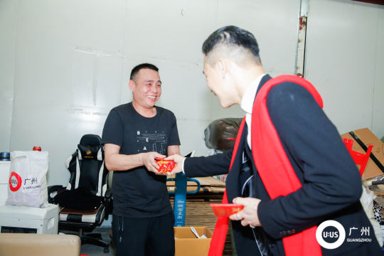 安排专业人员提供咨询和服务，确保参与者的顺利参与和畅快体验