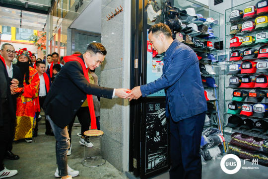协调合作团队，确保各项活动计划的顺利进行