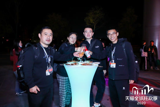 我们将通过照片直播以及现场照片直播，让所有消费者参与其中，体验购物盛宴