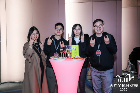 我们的现场摄影师将会带您去探寻活动最酷最有趣的角落，带您度过愉快的时光