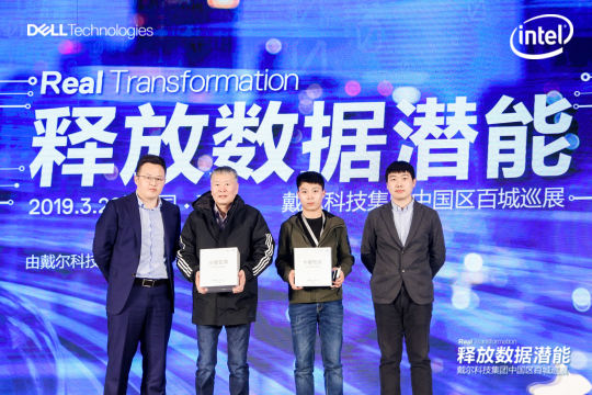 参与者的欢笑、惊叹和体验都通过照片直播留下了痕迹
