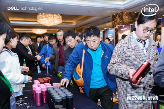 参与者可以在照片直播中找到自己的身影，增强参与感
