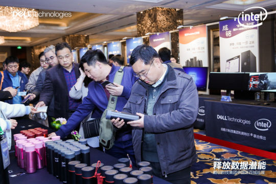 巡展活动将通过照片直播服务全球300多个城市