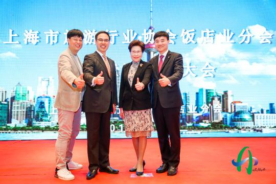 照片直播：现场照片直播捕捉活动精彩瞬间，与外界即时分享