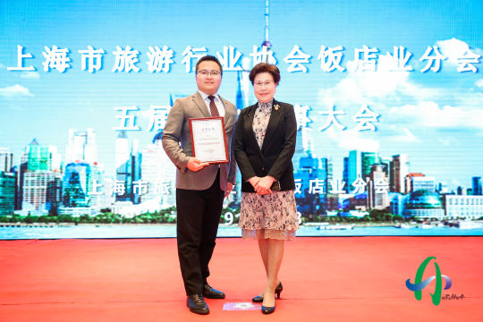 知名嘉宾：邀请行业内知名人士，撰写演讲稿，分享独到观点