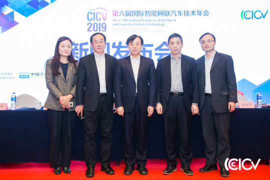 安排照片直播团队，实时捕捉活动现场的精彩瞬间