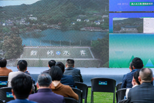 选择现场音乐、舞蹈和其他表演，为活动增添更多生气