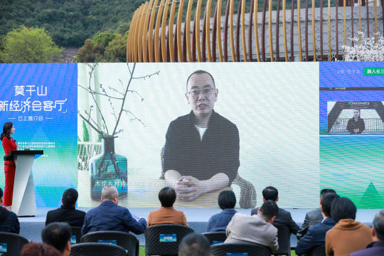 确定现场加强安全措施，保障参与者及观众安全