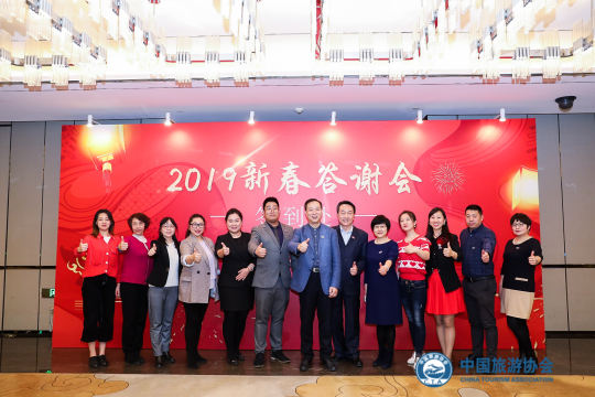 聘请专业摄影团队，确保现场照片直播