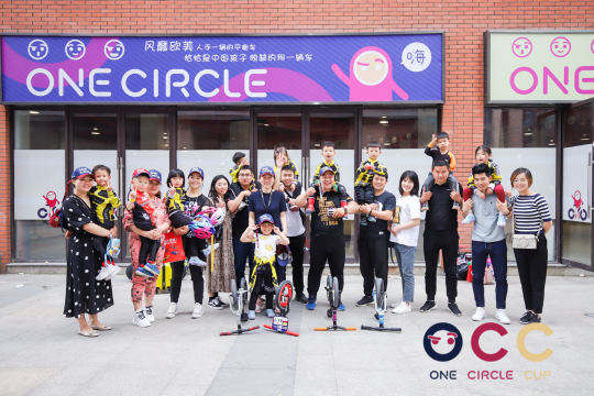 现场设置专业摄影团队，确保每个场景都能被实时准确地传送至观众