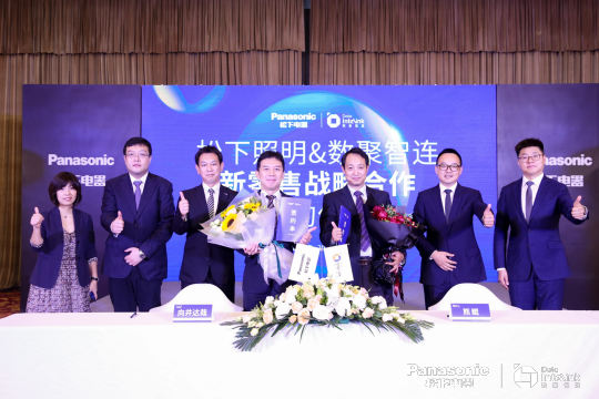 现场人员需要适时与社交媒体互动，与观众保持互动和关注，增加热度和互动性