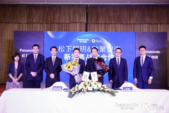 活动中安排幸运互动环节，奖品和礼品需具有独特性和实用性，回馈观众和参会嘉宾