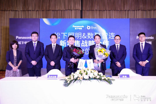 编排活动精彩环节，包括研发人员的演讲、新品的展示等，吸引到场观众的关注