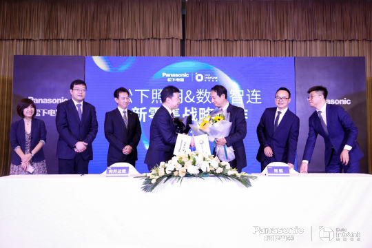 摄影团队与现场工作人员密切配合，避免互相影响，确保良性合作