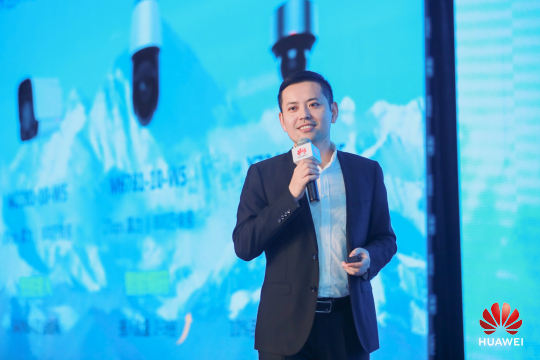 做好活动现场的设备调试和准备工作，如音响、灯光、背景布置和演讲等