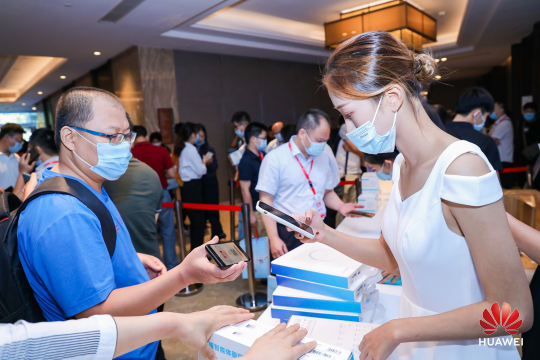 活动规模明确，确定参会嘉宾，行业专家和华为生态委员会成员名单