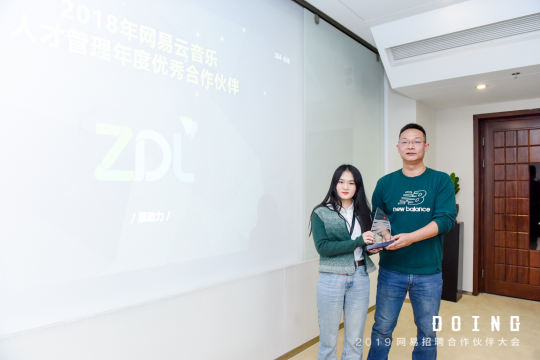 动态的照片直播将使参会者能够即时了解到活动的最新进展和亮点