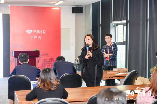 专业摄影团队将实时拍摄活动现场，通过照片直播分享给全球观众
