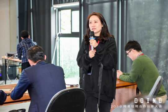 活动现场设置照片直播大屏幕，让参会者实时观看活动的精彩瞬间