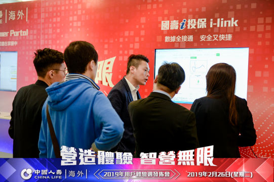 活动现场设有互动区域，参与者可以通过照片直播设备和活动主办方进行交流