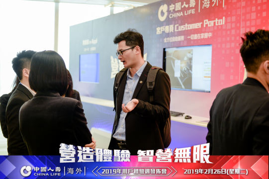 参与者在现场可以与专业摄影师合影，留下珍贵的瞬间