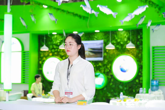 与相关技术供应商接洽，确定提供现场照片直播服务的方案