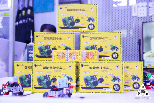 来参加秋季野营，与大自然亲近，和志同道合的人一起探索冒险，这将是一次难忘的体验